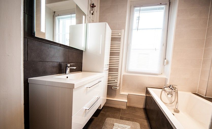 Image importée depuis https://www.reneuv.fr/wp-inside/uploads/2021/06/amenager-salle-de-bain.jpg