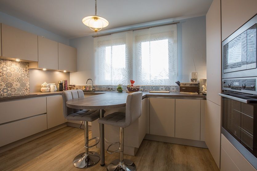 Image importée depuis https://www.reneuv.fr/wp-inside/uploads/2021/07/cuisine-moderne-fonctionnelle-bas-rhin.jpg
