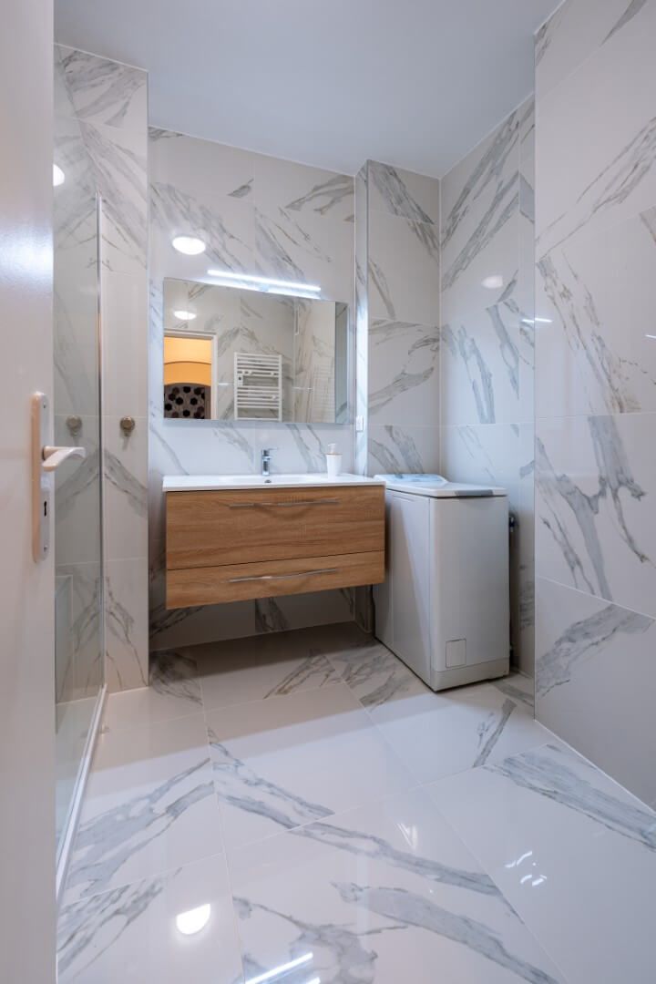 Salle de bain rénovée carrelage marbre
