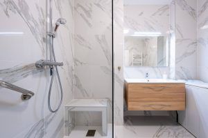Image importée depuis https://www.reneuv.fr/wp-inside/uploads/2023/10/photos-salle-de-bain-apres-renovation-haut-de-gamme-4-300x200.jpg