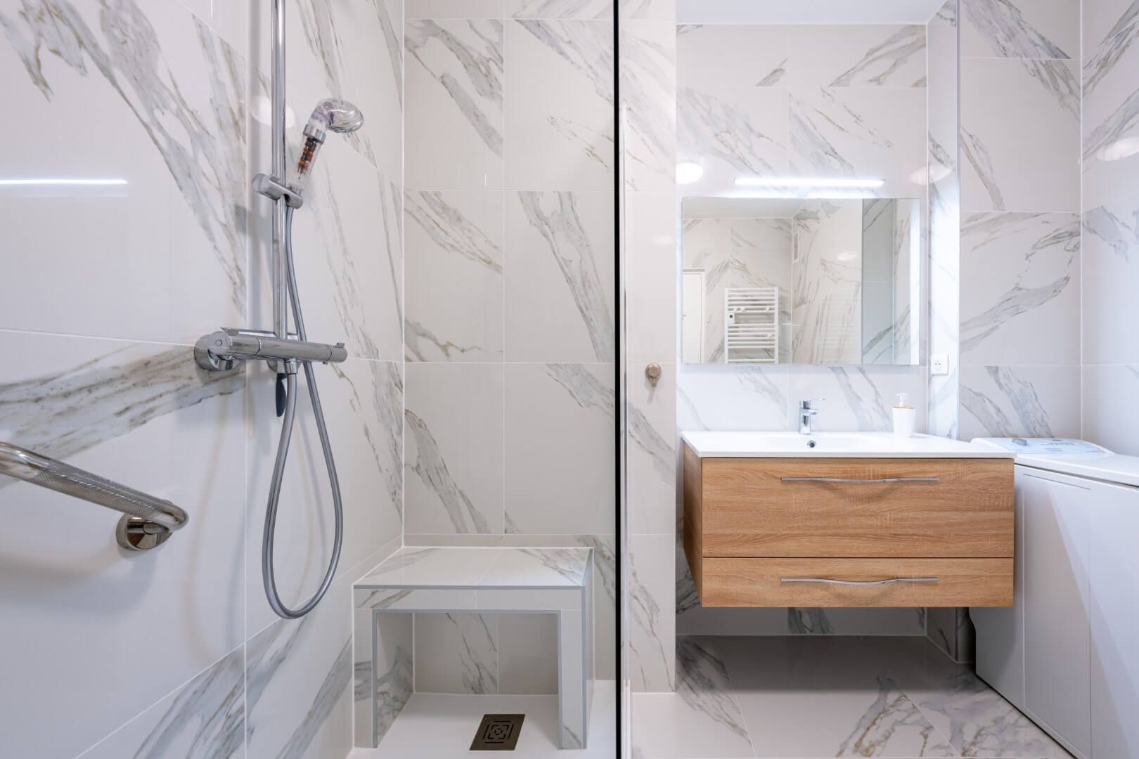 Image importée depuis https://www.reneuv.fr/wp-inside/uploads/2023/10/photos-salle-de-bain-apres-renovation-haut-de-gamme-4.jpg