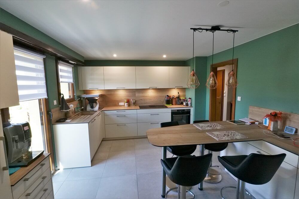 Image importée depuis https://www.reneuv.fr/wp-inside/uploads/2022/01/renovation-cuisine-ouverte-table-bar.jpeg