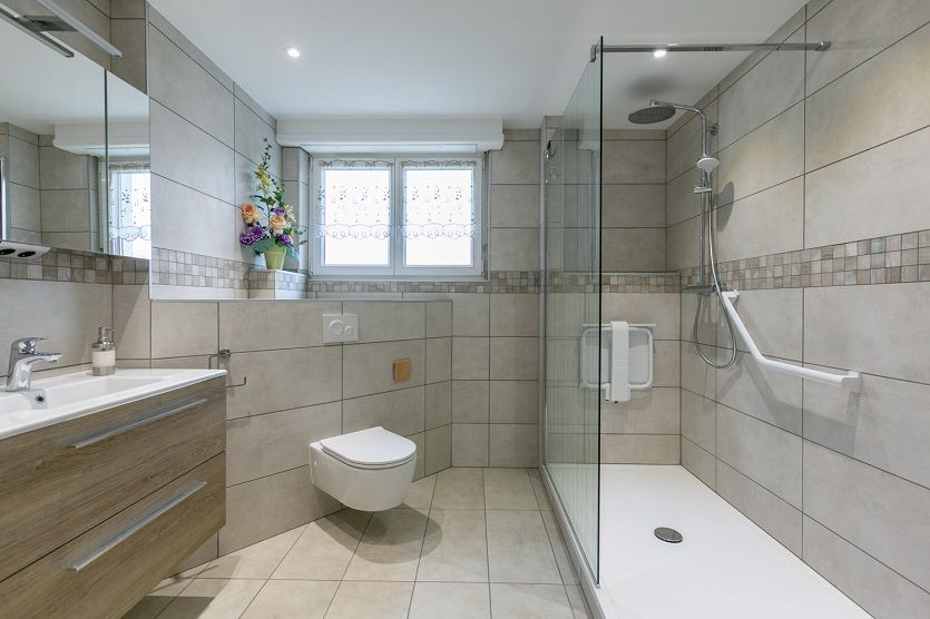 Image importée depuis https://www.reneuv.fr/wp-inside/uploads/oldwebsite/2019/10/renovation-salle-bain-strasbourg-douche-wc.jpg