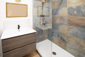 Image importée depuis https://www.reneuv.fr/wp-inside/uploads/2023/10/renovation-salle-de-bain-contemporaine-300x200.jpg