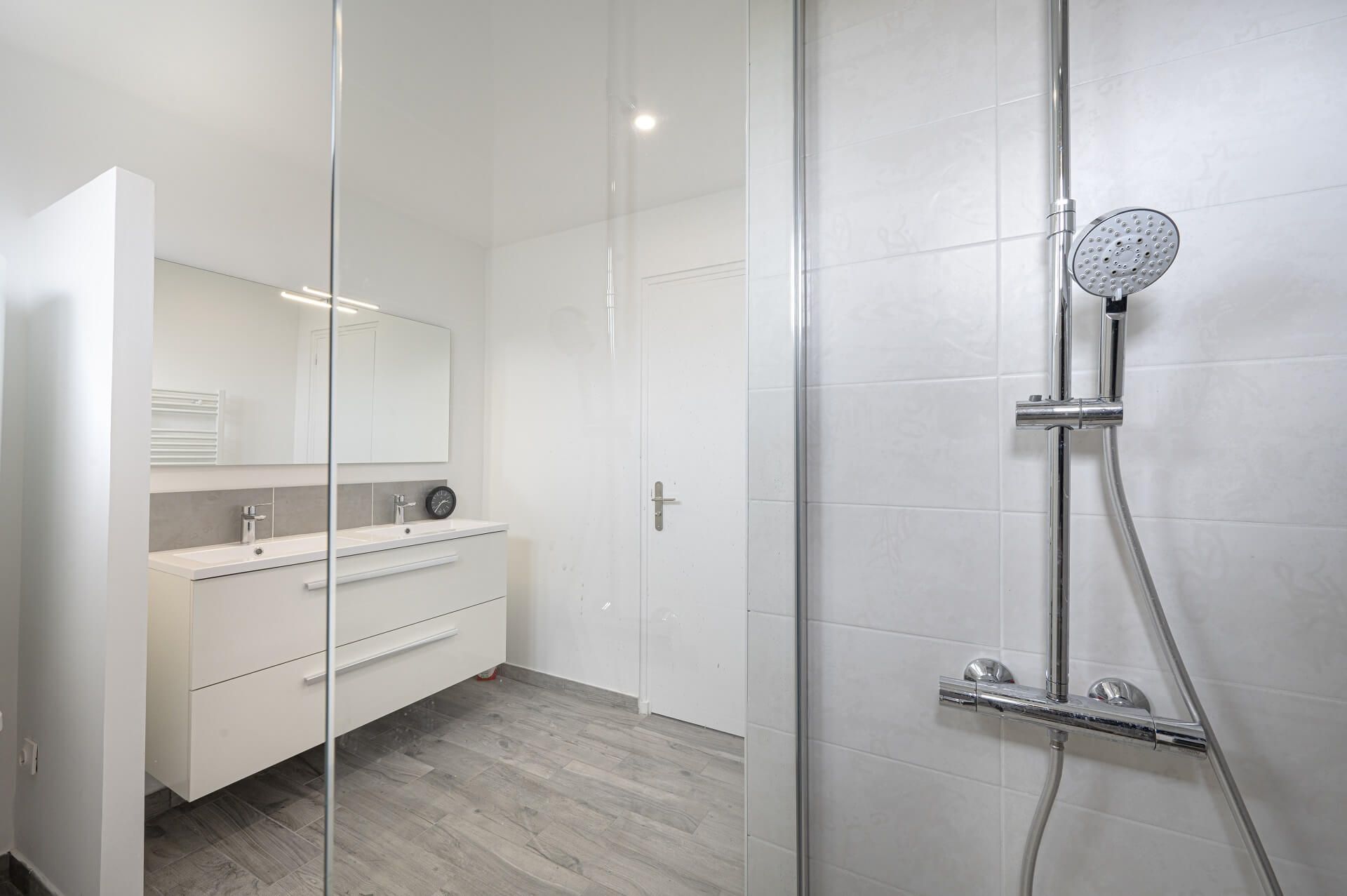 Image importée depuis https://www.reneuv.fr/wp-inside/uploads/2023/06/renovation-salle-de-bain-douche-30.jpg