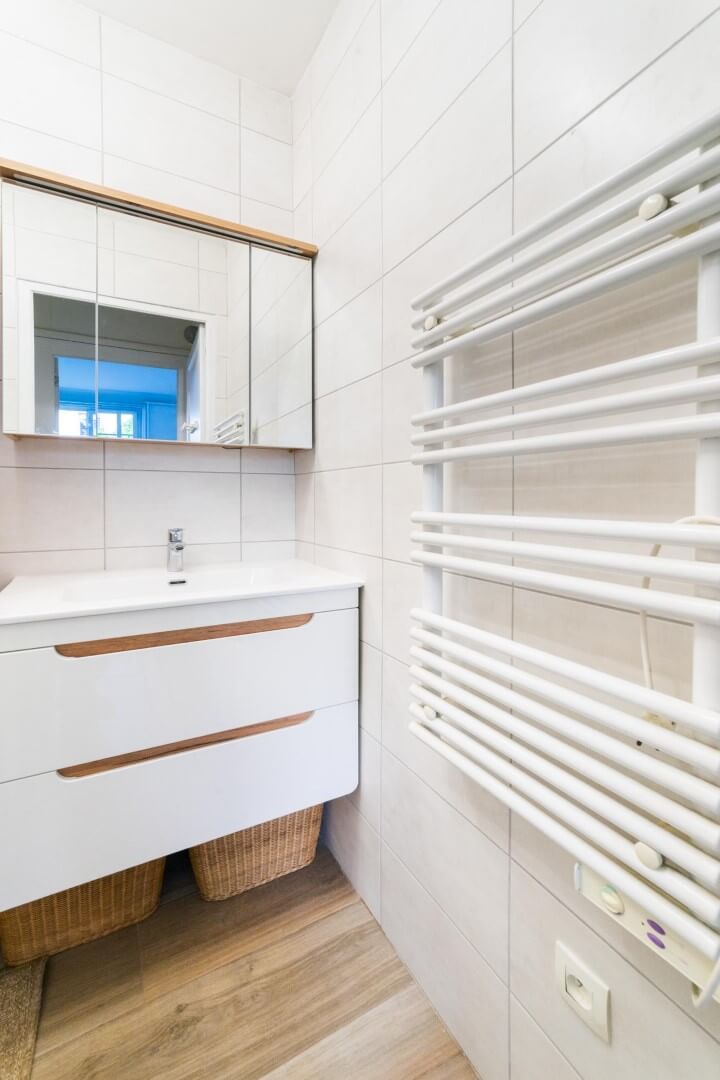 salle de bain rénovée, meuble, chauffe-serviette