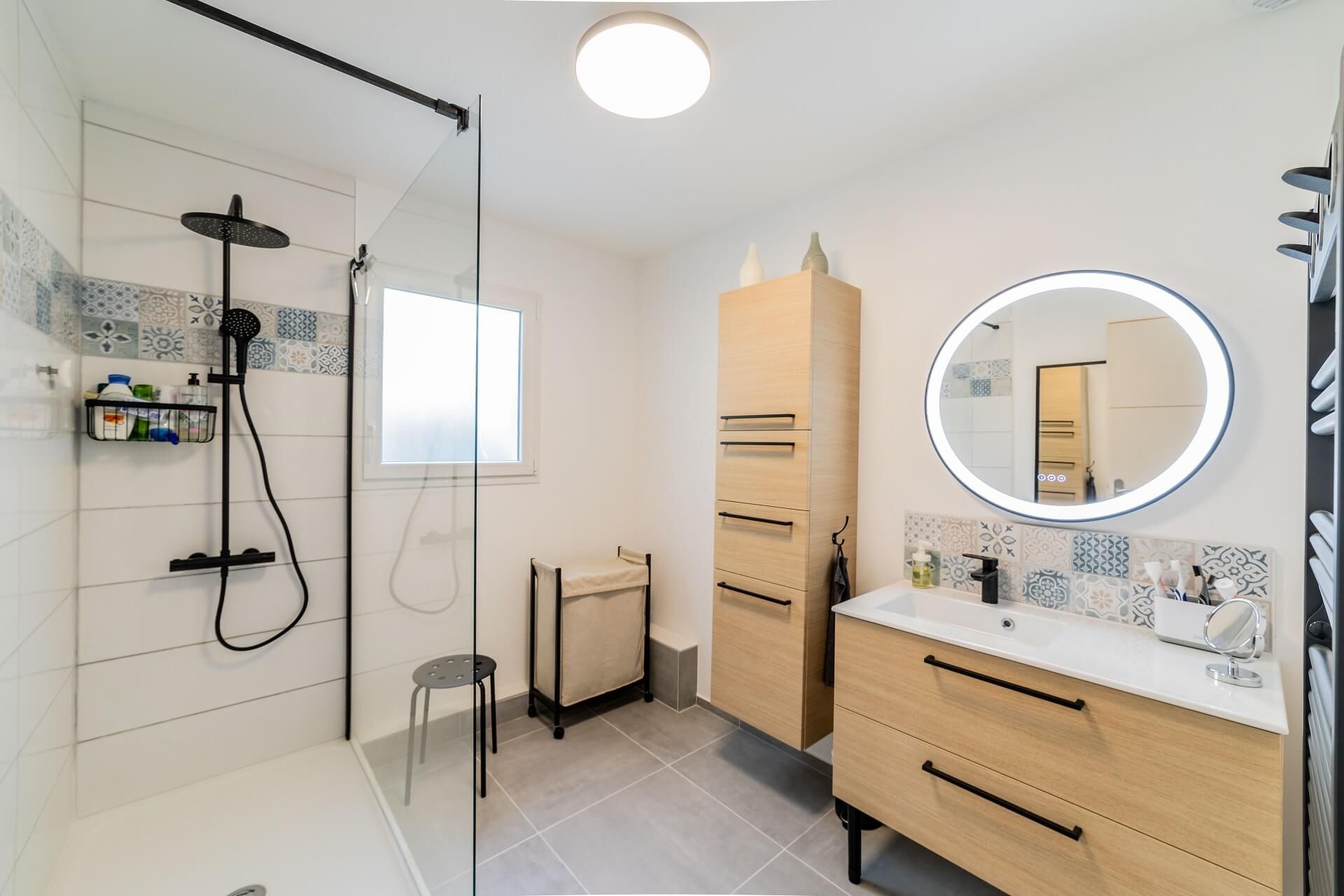 Image importée depuis https://www.reneuv.fr/wp-inside/uploads/2023/05/renovation-salle-de-bain-perols-herault.jpeg