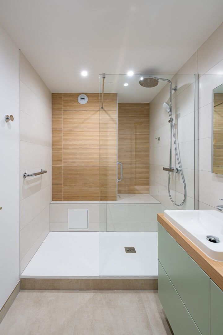 rénovation salle de bain baignoire douche bois et vert d'eau