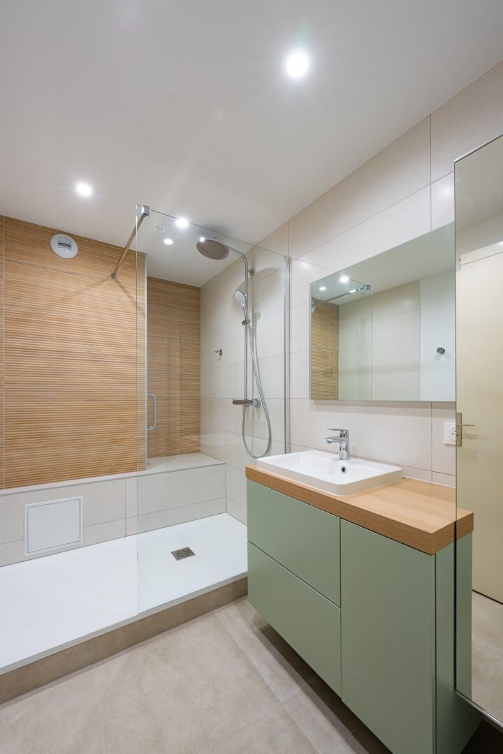 Image importée depuis https://www.reneuv.fr/wp-inside/uploads/2023/09/renovation-salle-de-bain-vert-deau-2.jpg