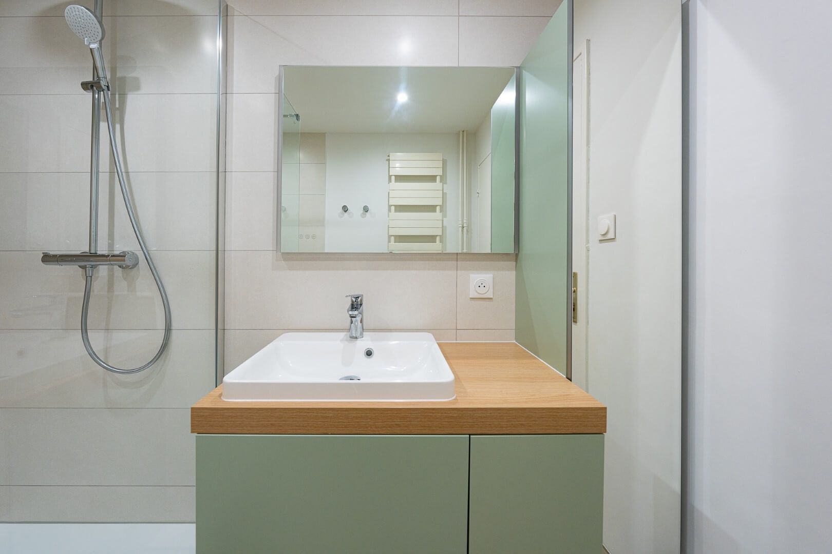 rénovation salle de bain meuble vert d'eau et bois