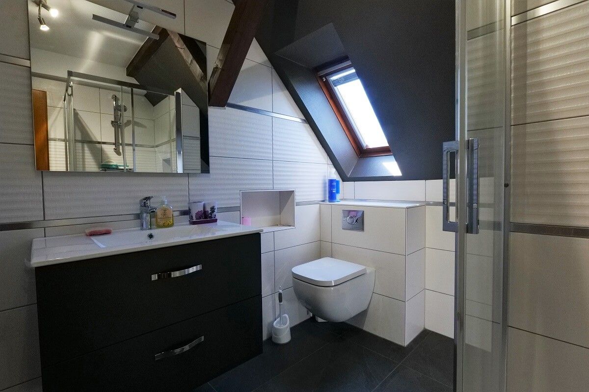 Image importée depuis https://www.reneuv.fr/wp-inside/uploads/2022/01/renovation-salle-de-bain-wc.jpg