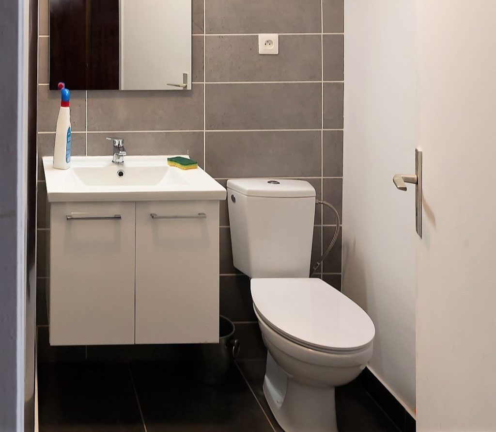 Image importée depuis https://www.reneuv.fr/wp-inside/uploads/2021/07/renovation-wc-salle-de-bain-1024x891-1.jpg