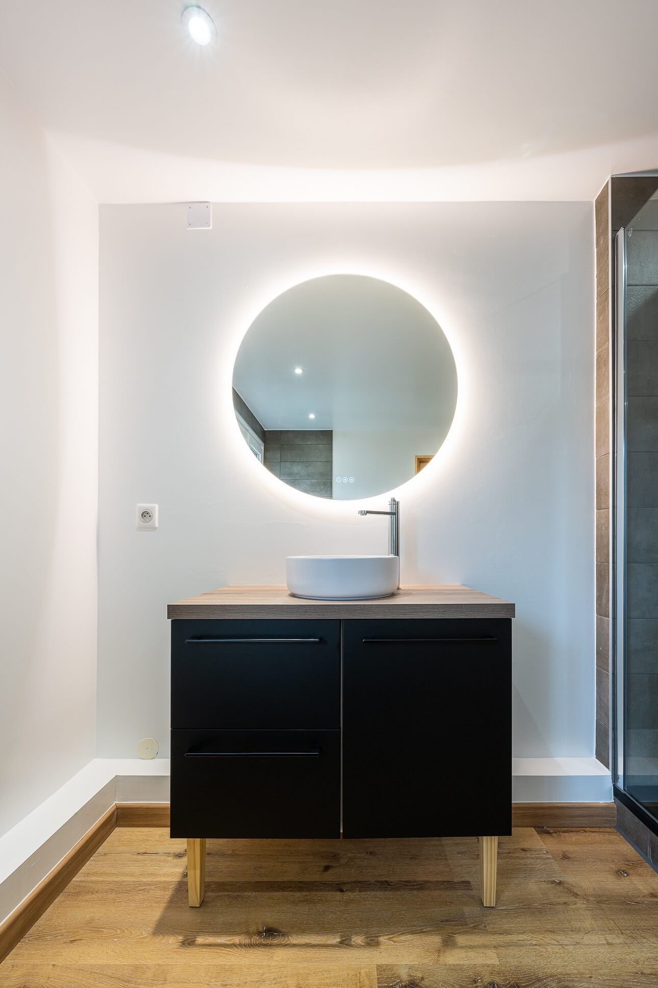 rénovation salle de bain moderne parquet au sol