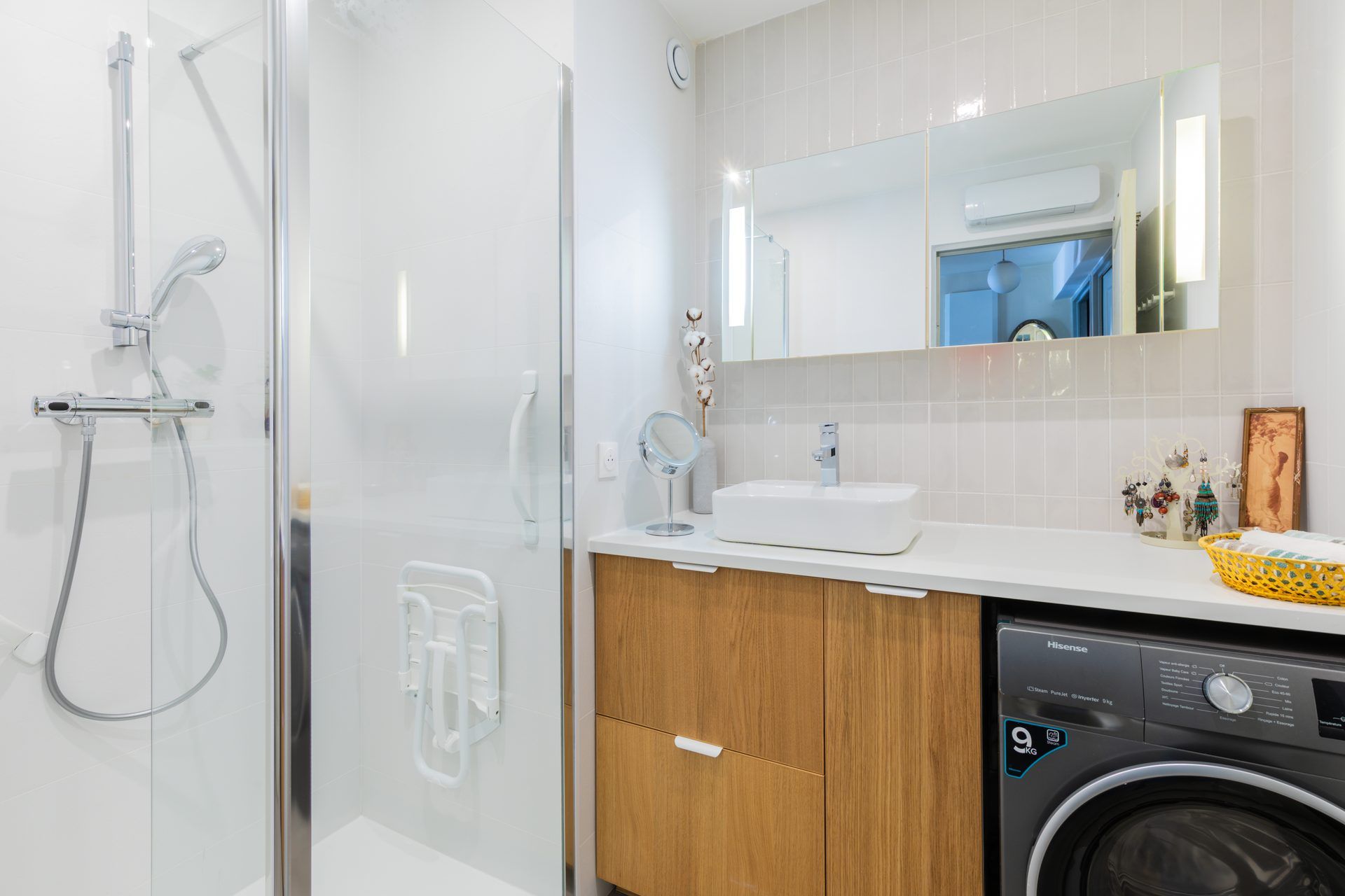 Salle de bain PMR rénovée à Montpellier : douche de plain-pied, meuble vasque et machine à laver encastrée