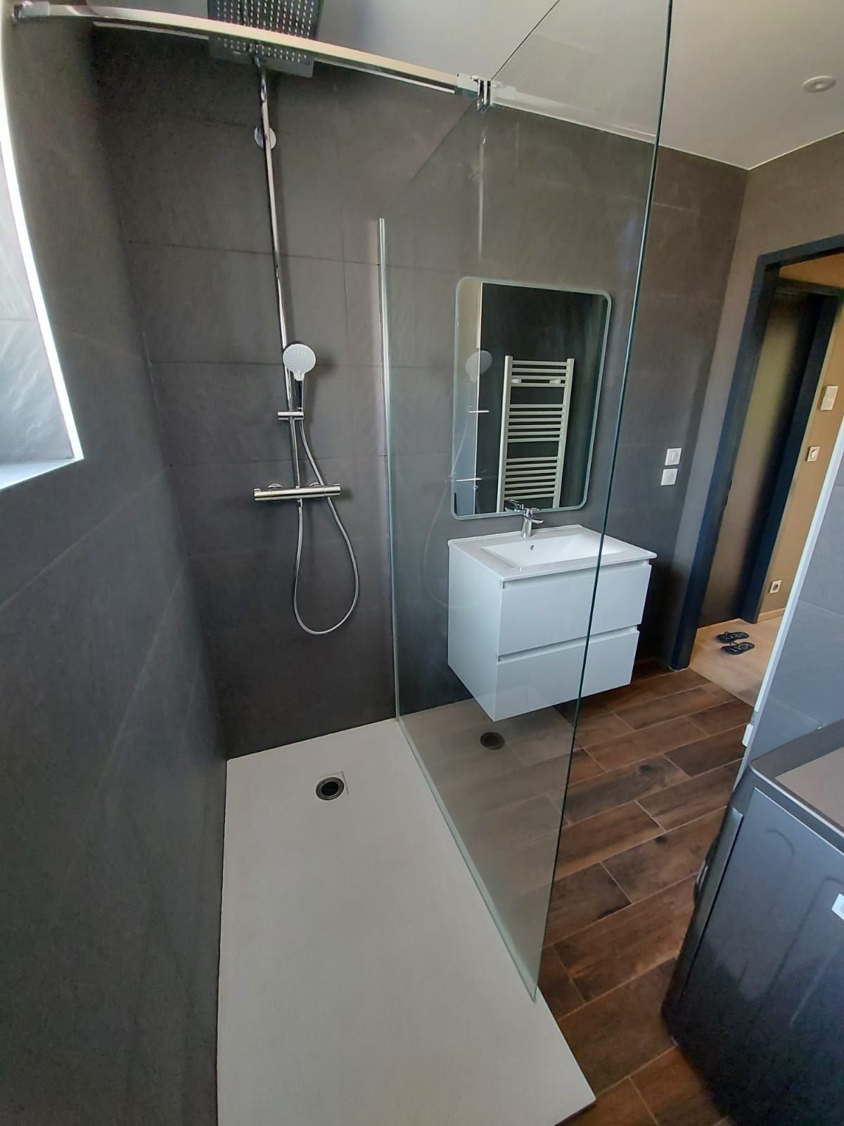 Image importée depuis https://www.reneuv.fr/wp-inside/uploads/2022/01/salle-de-bain-renovee-douche.jpg