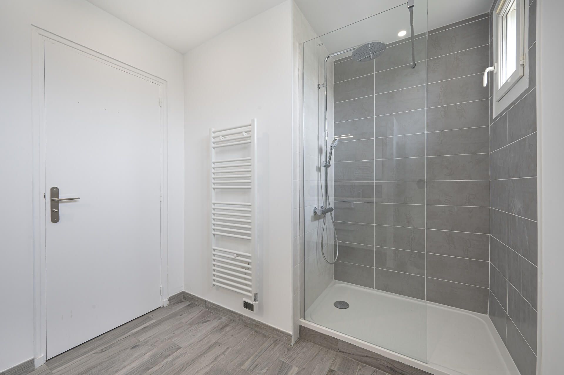 salle de bain rénovée avec douche